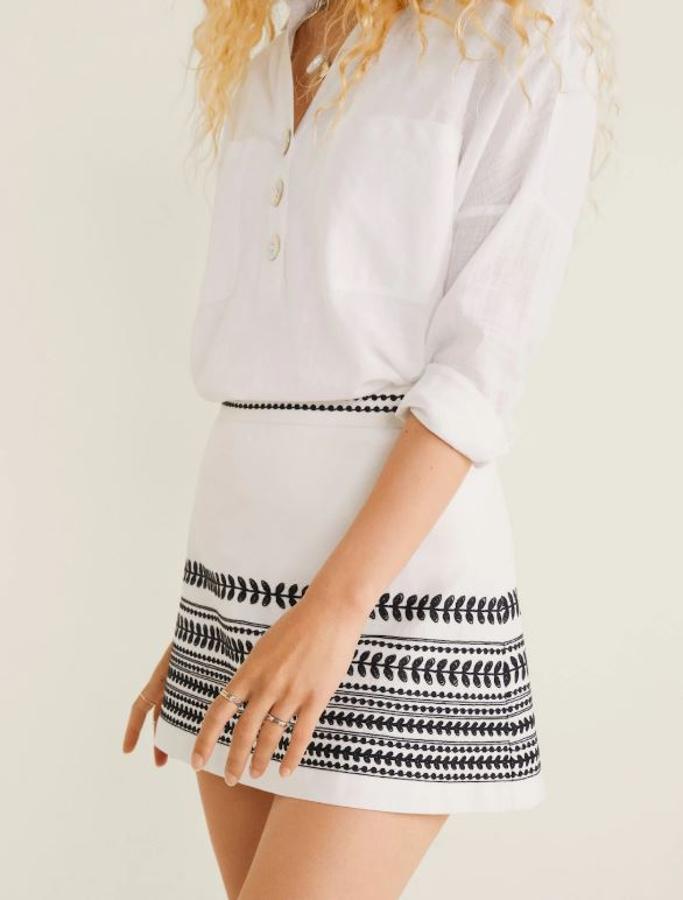 Falda mini bordada de Mango, ahora 29,99 euros.