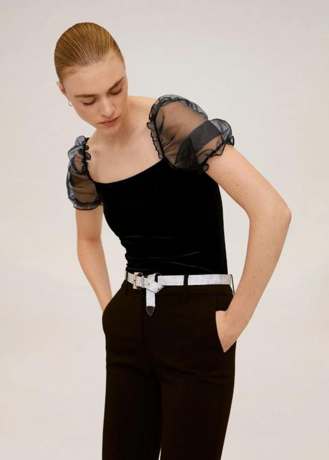 Top de terciopelo y manga plumeti de Mango, 17,99 euros.