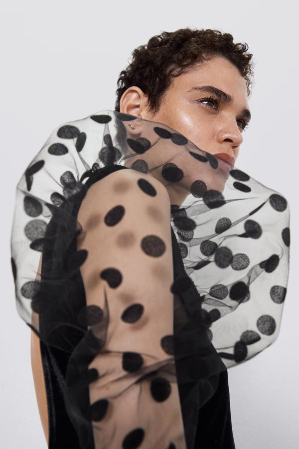 Vestido de plumeti y terciopelo de Zara, ahora 19,99 euros.