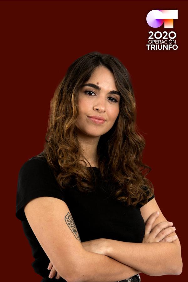 Anaju tiene 25 años y es de Alcañiz (Teruel). Estudió Publicidad y Relaciones Públicas en Zaragoza y Diseño Gráfico en Barcelona, donde actualmente trabaja en una agencia de comunicación. Forma parte del coro de la Escuela Elisava. Ha hecho danza y ballet. También toca el piano, la guitarra y el ukelele de manera autodidacta. Admira a Florence and the Machine, Rosalía y María José Llergo.