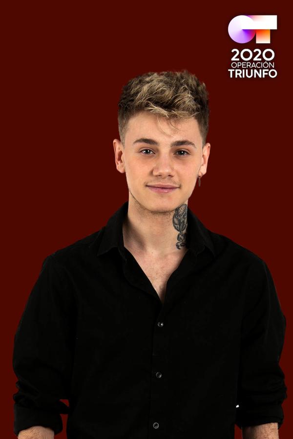 Hugo tiene 20 años y es de Córdoba. Estudió canto durante un año. Actualmente trabaja en una empresa de gestión de residuos y como mecánico. Se inició en el mundo de la música con 13 años subiendo versiones de canciones a internet y tocando la guitarra en la calle. Admira a James Arthur e Imagine Dragons.