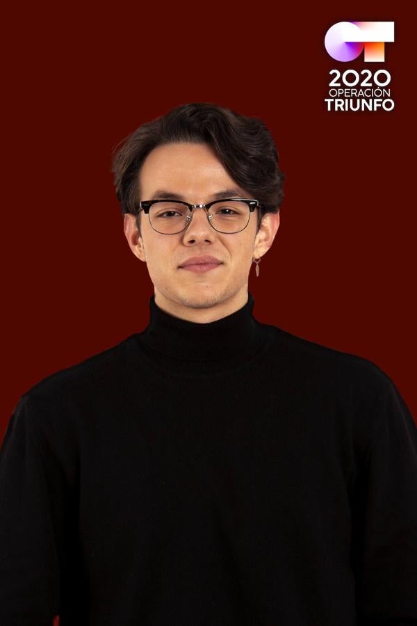 Flavio tiene 19 años y es de Murcia. Lleva 12 años formándose como músico. Actualmente está cursando el segundo año de piano en el Conservatorio Superior de Música de su ciudad natal. Compone y toca el piano, la guitarra y un poco la trompeta. Admira a artistas como Jacob Collier, Billie Eilish y Samm Henshaw.