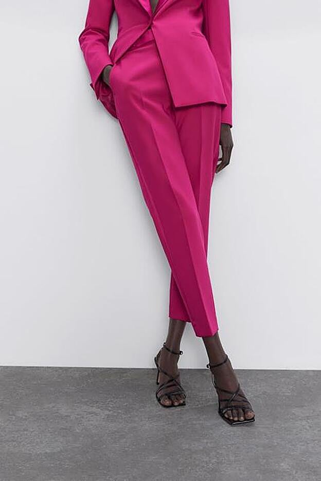 El pantalón a juego.