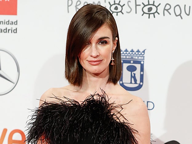 Ojos ahumados y boca nude fueron el dúo beauty por el que optó Paz Vega.