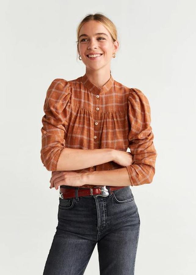 Muy setentera, con cuadros blancos dobre un fondo marrón, esta blusa de Mango costaba 29,99 antes del descuento y ahora está en 19,99 euros.