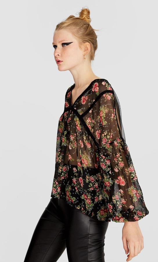 Blusa de corte hippie de gasa negra con estampado de flores, de Stradivarius. Costaba 15,99 en temporada y ahora, en rebajas, 9,99 euros.