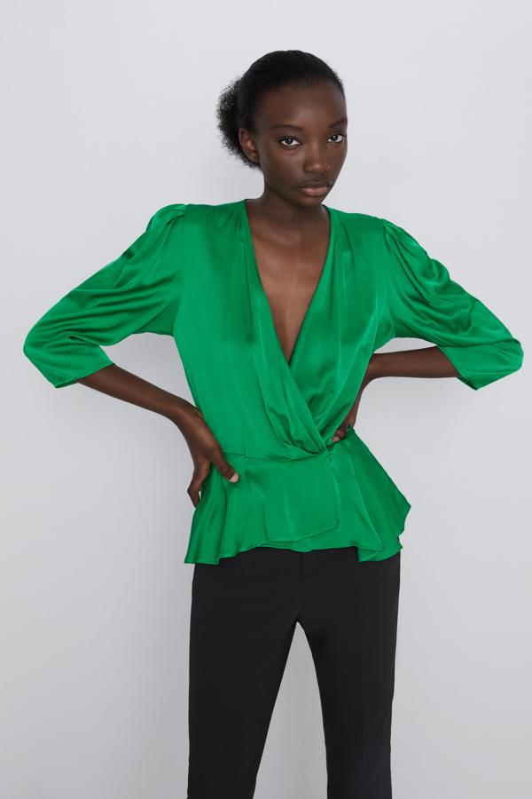 Una de las más elegantes de las rebajas no solo por su corte, también por su color verde brillante. Se ha quedado en 17,99 cuando en temporada estaba a 39,95 euros.