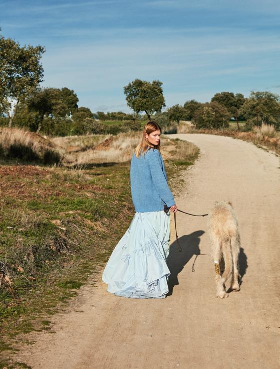 Jersey: Marni, vestido azul de: Antonio García. Maquillaje y peluquería: Vicky Marcos (TEN Agency) para Aku Cosmetics y Ghd.Shopping: Jorge Gilarranz.