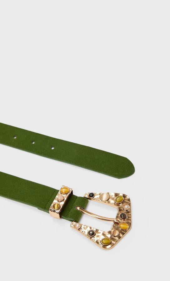 Cualquier blazer negra agradecerá un cinturón tan bonito y estiloso como este de Stradivarius. Con piedras amarillas, verdes y perla en la hebilla, este cinturón de ante en verde bosque tiene un precio de 7,99 euros.
