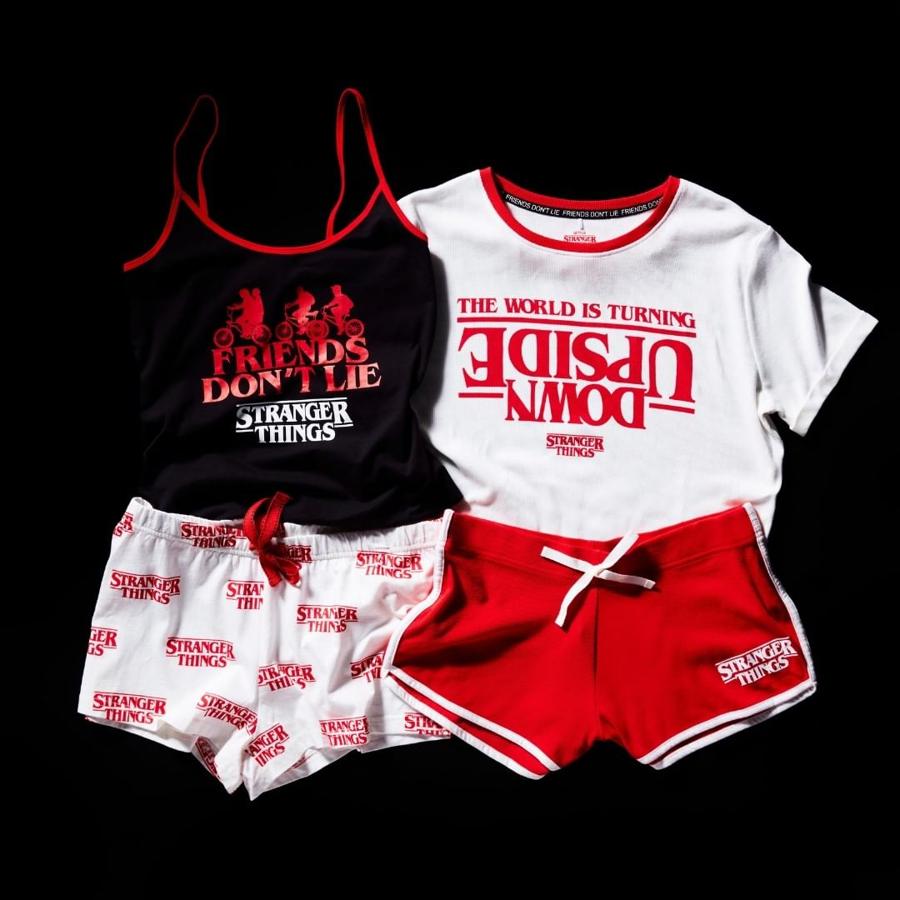 Entre los pijamas cortos que podemos encontrar en la colección están estos dos con el blanco, el rojo y el negro como protagonistas. Como los dos motivos frontales nos encantan recomendamos escoger teniendo en cuenta el diseño, y somos frioleras o no.