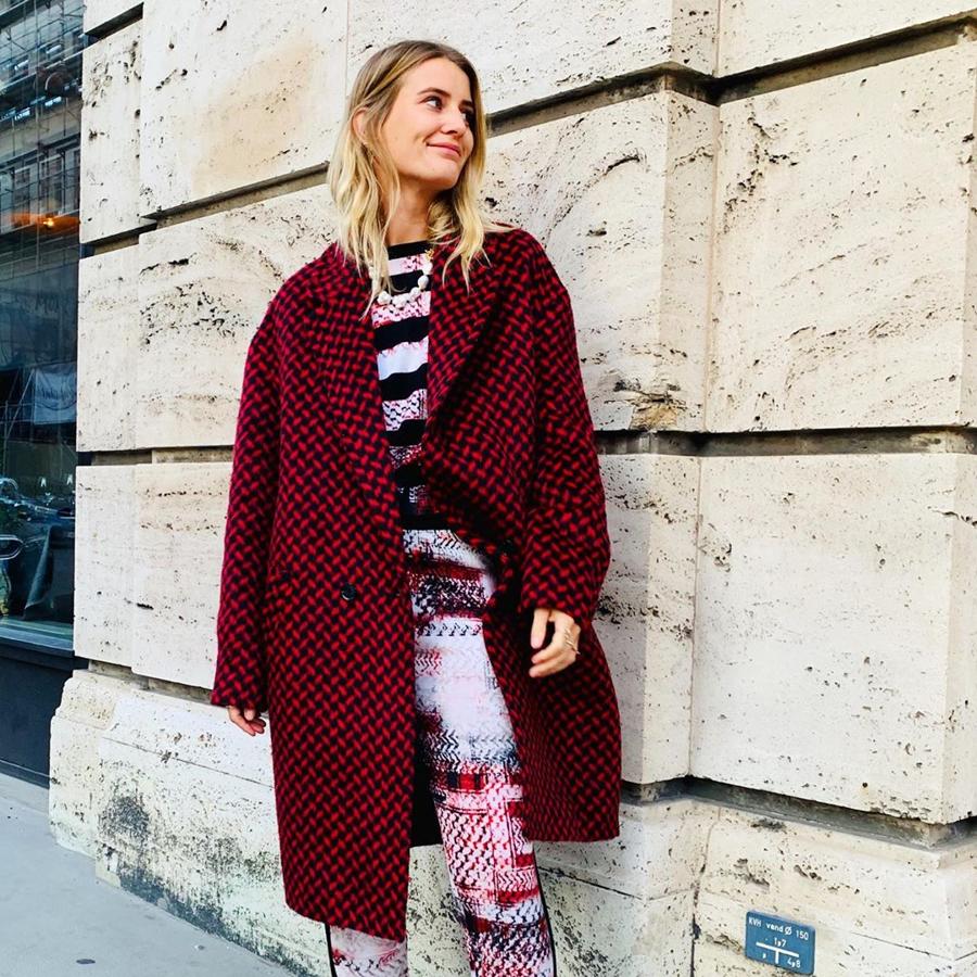 No solo mezcla colores, también estampados, y la prueba está en este look de conjunto de punto con abrigo jaspeado. En este caso, todo en la línea de los rojos, blancos y negros.