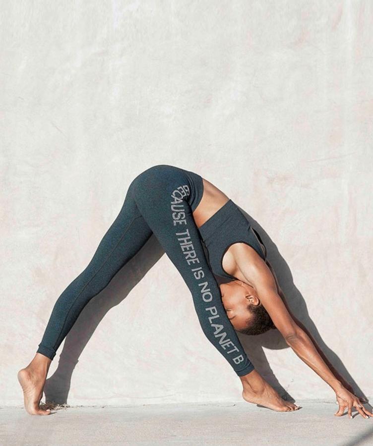 Legging y top deportivo “Because” de la marca española Ecoalf por 75 euros y 49,95 euros respectivamente. Toda la línea “Because there is no planet B” es respetuosa con el medio ambiente y destina un 10% de sus ventas a limpiar los océanos.