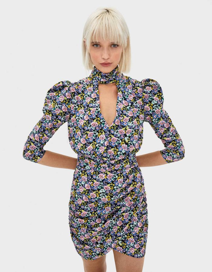 Mini vestido de flores de media larga y escote en pico y cuello cerrado de Bershka. Rebajado de 29,99 euros a 19,99 euros.