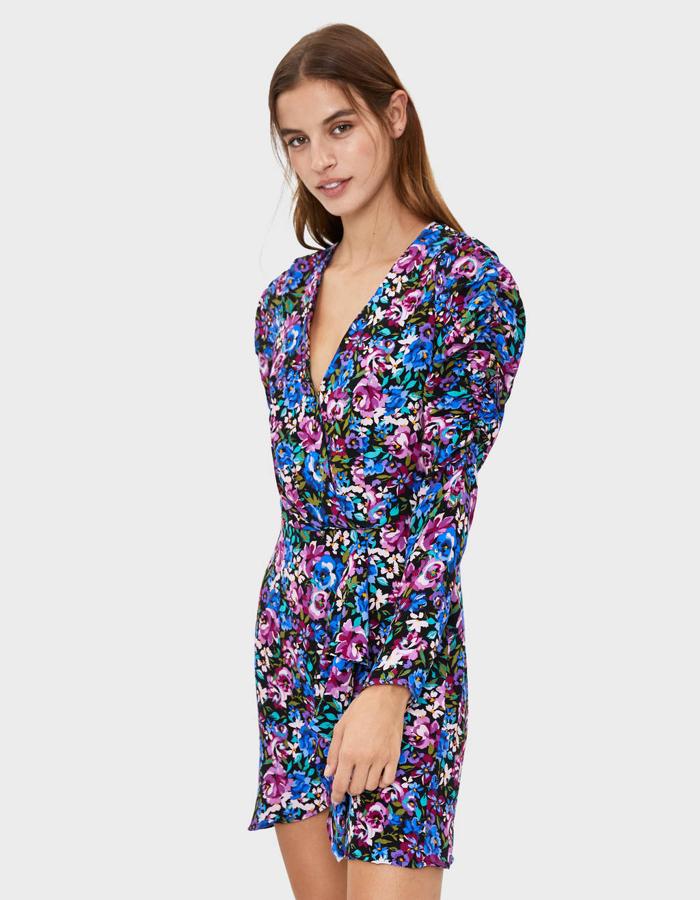 Mini vestido de flores de manga larga abullonada y escote en pico en tonos rosas y azules de Bershka. Rebajado de 29,99 euros a 19,99 euros.
