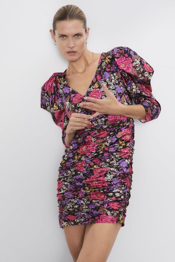 Mini vestido de flores fruncido con manga abullonada y escote en pico en tonos rosas y morados de Zara. Rebajado de 39,95 euros a 17,99 euros.