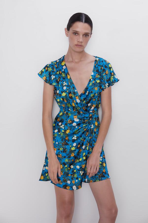 Mini vestido de flores cruzado y escote en pico en tonos azules de Zara. Rebajado de 29,95 euros a 19,99 euros.