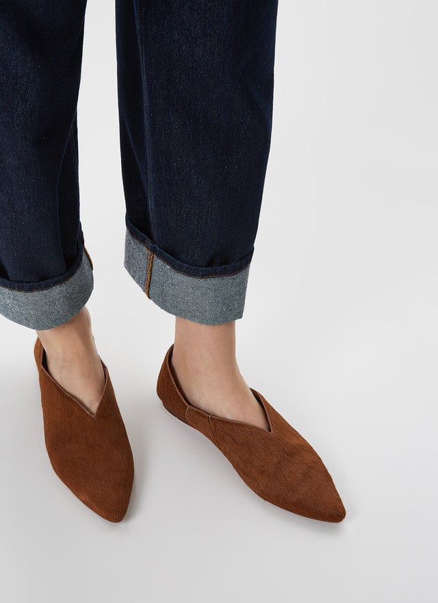 Estas babuchas con acabado de pelo pasan de 148 a 99 euros en las rebajas de Adolfo Domínguez.