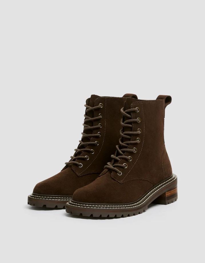 Estos botines acordonados en ante marón chocolate pasan de 69.99 a 39.99 euros  en las rebajas de Pull&Bear .