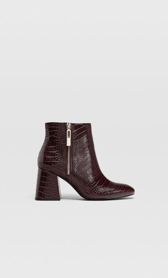 Estos botines con acabado piel de serpiente están rebajados de 25.99 a 17.99 euros en Stradivarius.