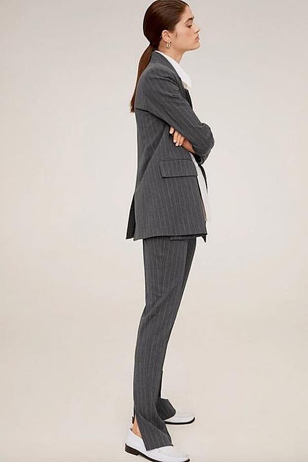 El pantalón tienelos bajos abiertos.