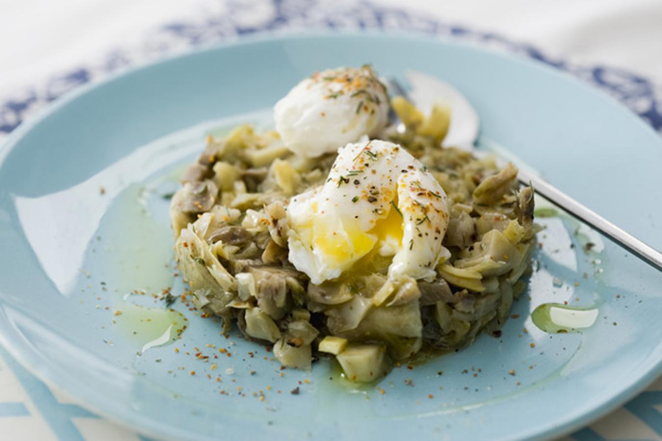 Si eres fan del tartar de atún y salmón... ¿por qué no del de alcachofa? Córtala en daditos pequeños. Sofríela en la sartén con aceite de oliva, ajo y una cayena pequeña hasta que quede tierna. Después, coloca un huevo poché encima y ¡listo! Receta sana y fácil.