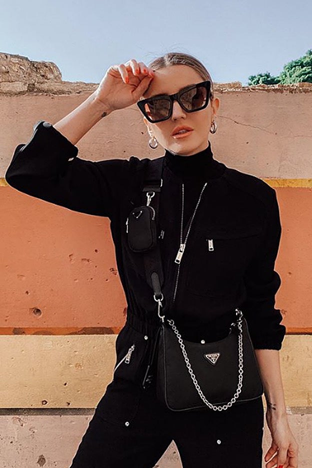 Con este total look negro que lleva Alexandra Pereira, las gafas de sol quedan impresionantes.
