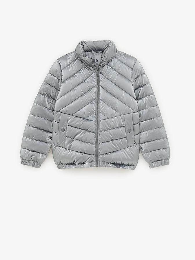 Cazadora acolchada plateada con cremallera. Costaba 19,95 euros y está rebajada a 15,99 euros.
