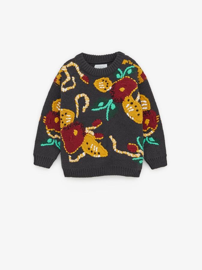 Jersey gris con flores de colores bordadas. Costaba 29,95 euros y está rebajada a 15,99 euros.