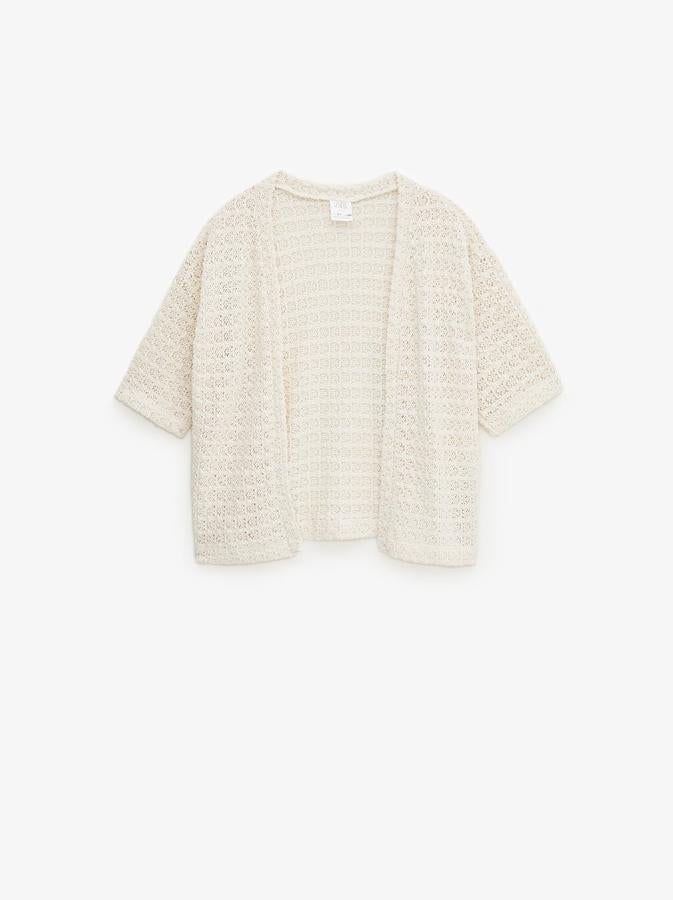 Kaftán de media manga en color crudo. Costaba 19,95 euros y está rebajada a 15,99 euros.