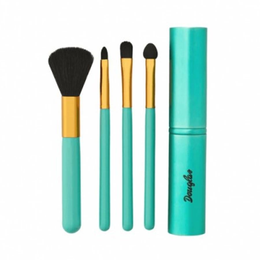 Los materiales no sirven de nada si no tenemos las herramientas adecuadas, pero sin llevar toda nuestra colección de brochas en el bolso. En Douglas hemos encontrado este práctico set de cuatro pinceles que además vienen con una funda propia para llevarlos a cualquier parte. Cuestan 4,95 euros