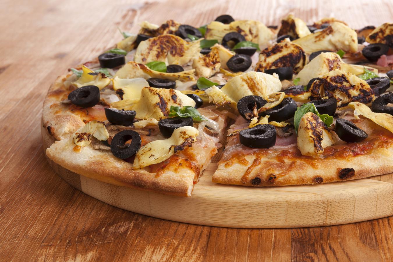 No hay nada más delicioso que una pizza de verduras. En esta ocasión, añade bacon, aceitunas negras y alcahofas como topping. Una pizza diferente y de lo más sabrosa.