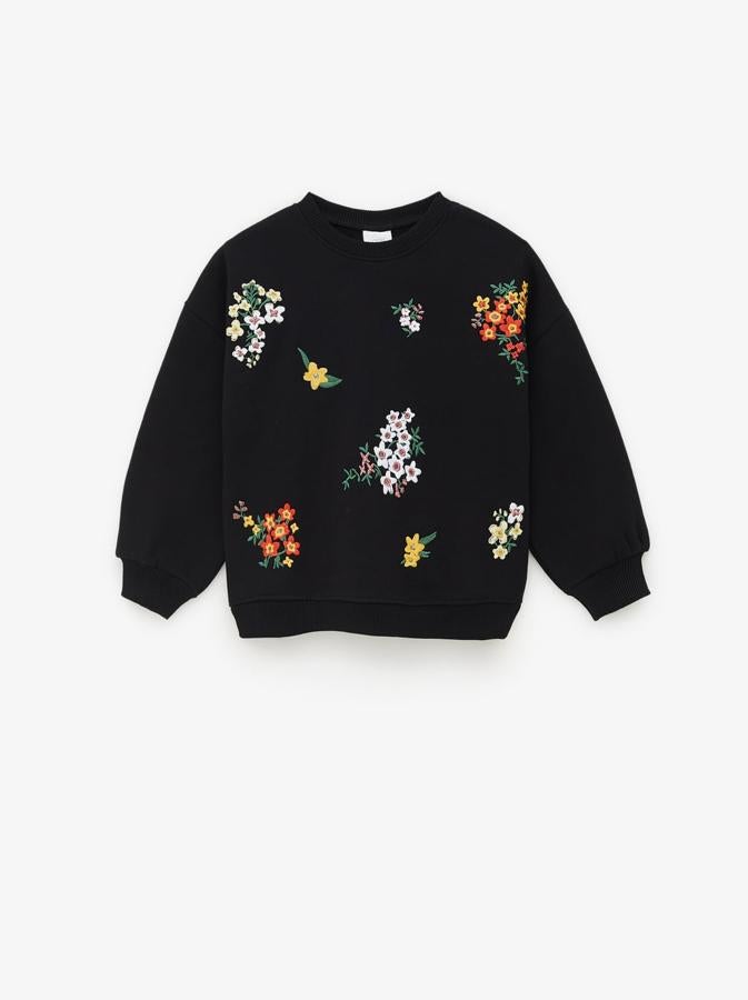 Sudadera negra con flores bordadas. Costaba 15,95 euros y está rebajada a 12,99 euros.