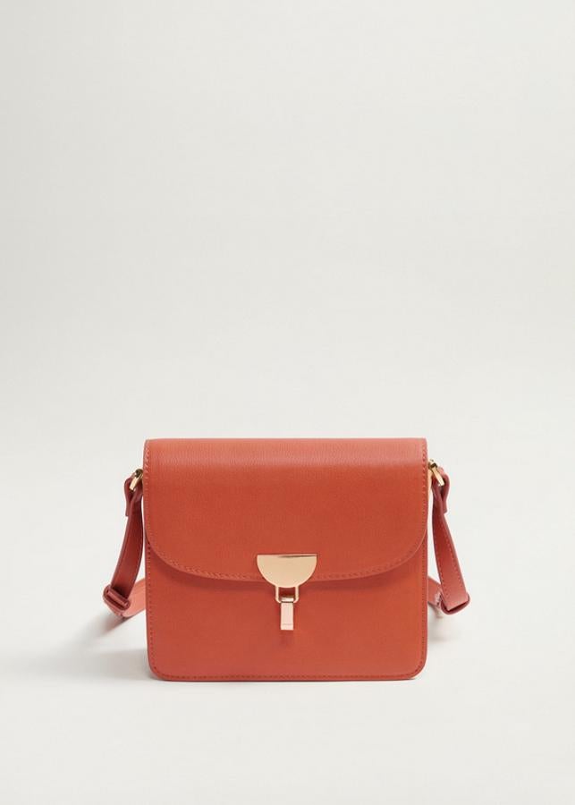 Si buscas una bandolera y quieres darle un toque de color a tus looks este bolso mini city de Mango en naranja tostado es una excelente elección. De costar 15,99 euros ha pasado a 9,99 euros.