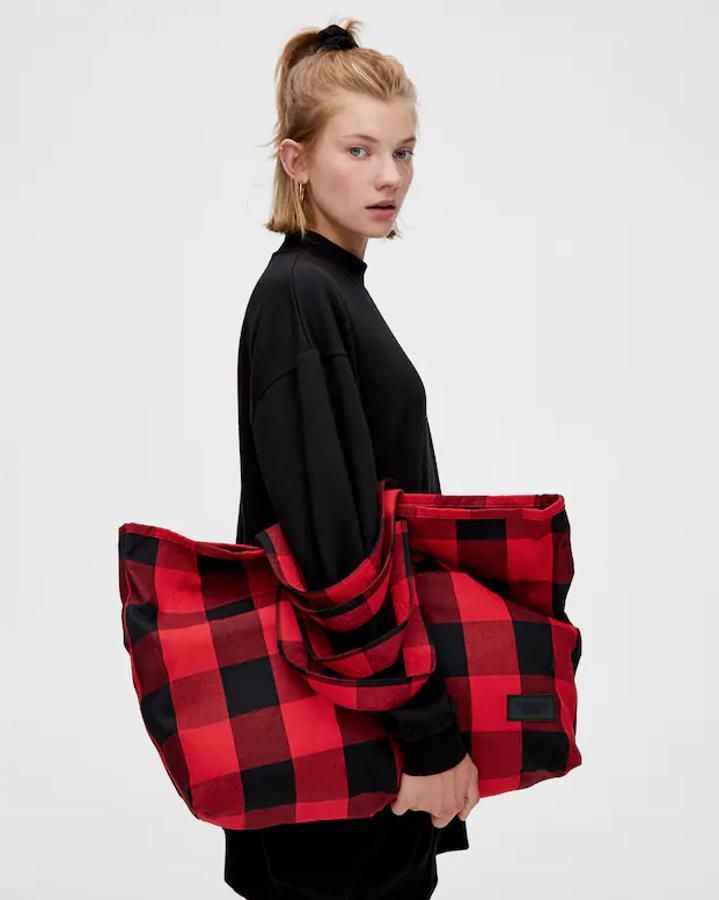 Los cuadros nunca pasan de moda y en Pull&Bear los han llevado a un shopper en tonos rojos ideal para tus looks de oficina más invernales. Viene con asas dobles, y de 15,99 euros y ha pasado a 5,99 euros.