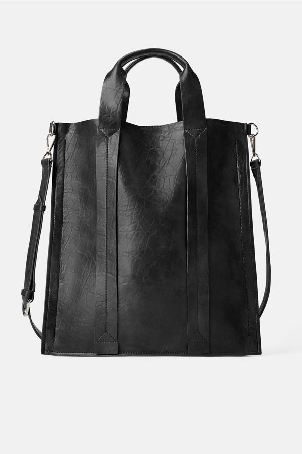 Para las que esperan un buen momento para renovar los más básicos, en Zara hemos encontrado este bolso shopper alargado con asas de mano y efecto envejecido. Costaba 19,95 euros y ahora tiene un precio de 9,99 euros.
