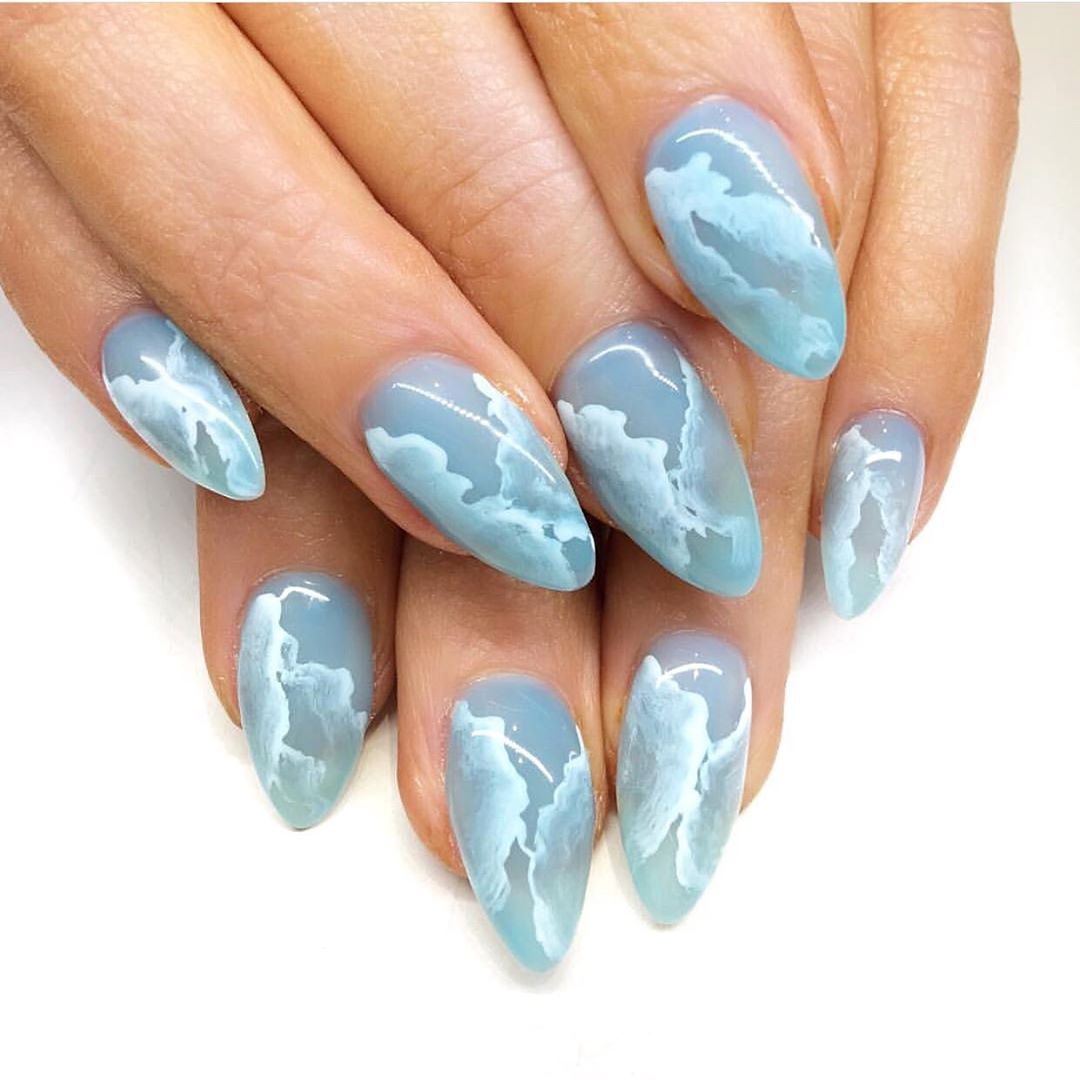 Con aires más cercanos a la luna, este diseño en color turquesa con nubes degradadas puede ser la opción perfecta para quienes buscan un estilo diferente.