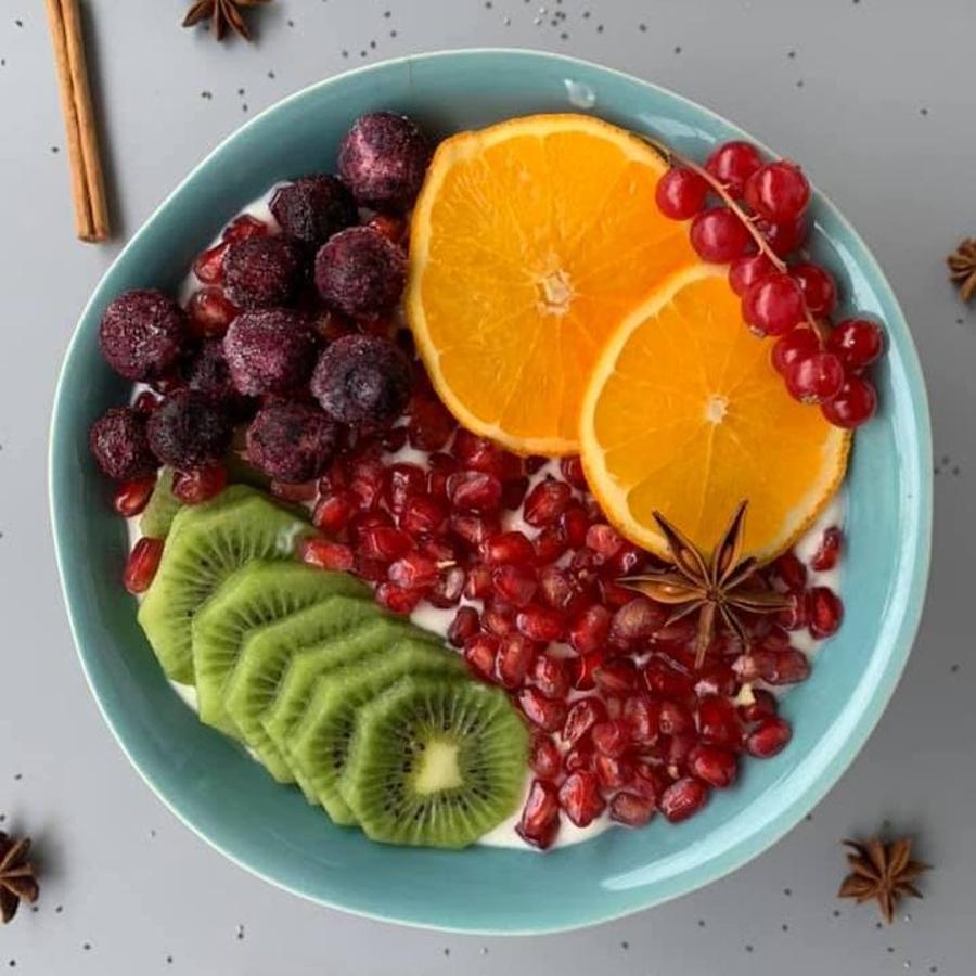 Ingredientes:-1 yogur de soja-Fruta: naranja, kiwi, arándanos, granada…¡la que más te guste!-Un par de estrellas de anís-Canela