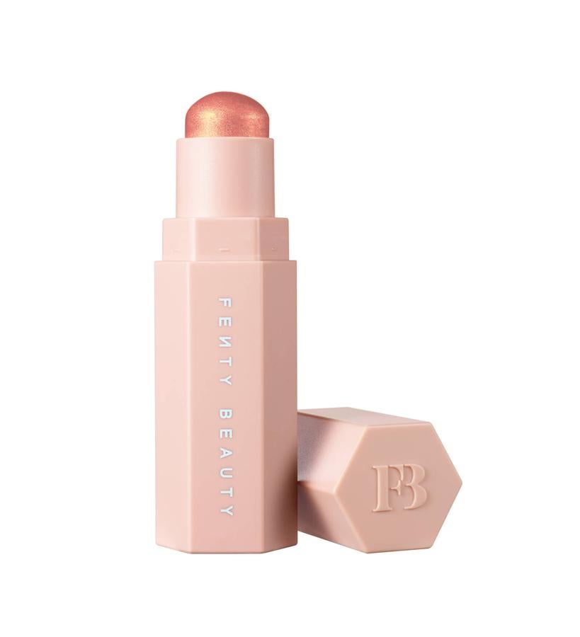 La fórmula de larga duración es una crema en polvo súper ligera, que puedes mezclar y te resultará perfecta para crear superposiciones y obtener justo el tono del color que elijas. (24,55 €).