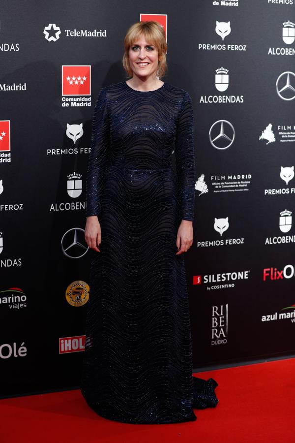 Aixa Villagrán ha posado con un vestido de lentejuelas azul noche en los Premios Feroz 2020.