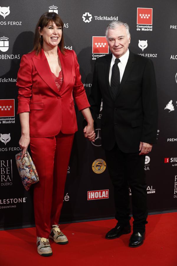 Mabel Lozano ha acompañado su esmoquin rojo y su sensual top lencero con unas originales 'sneakers'.