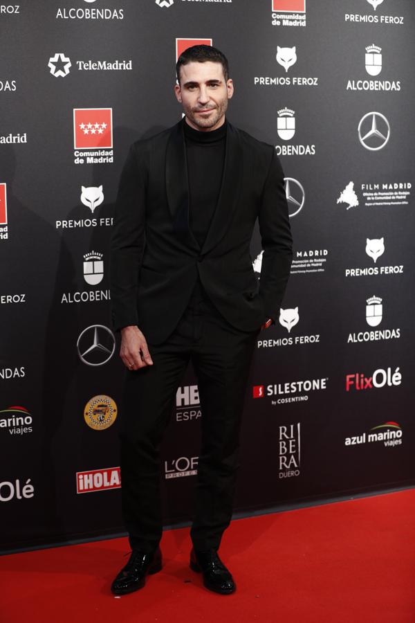 Miguel Ángel Silvestre, con esmoquin clásico y jersey de cuello vuelto negro, todo de Pedro del Hierro, en los Premios Feroz 2020.