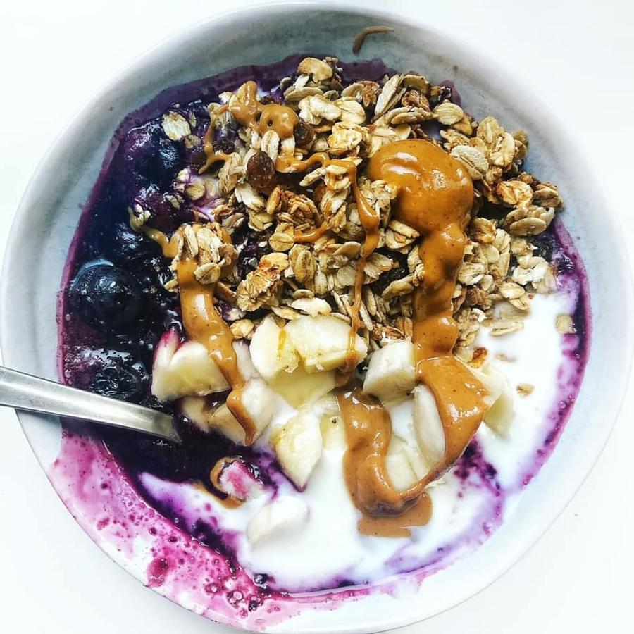 Ingredientes:-Kéfir-Granola casera con avena, plátano y pasas-Arándanos estofados-Plátano-Crema de cacahuete