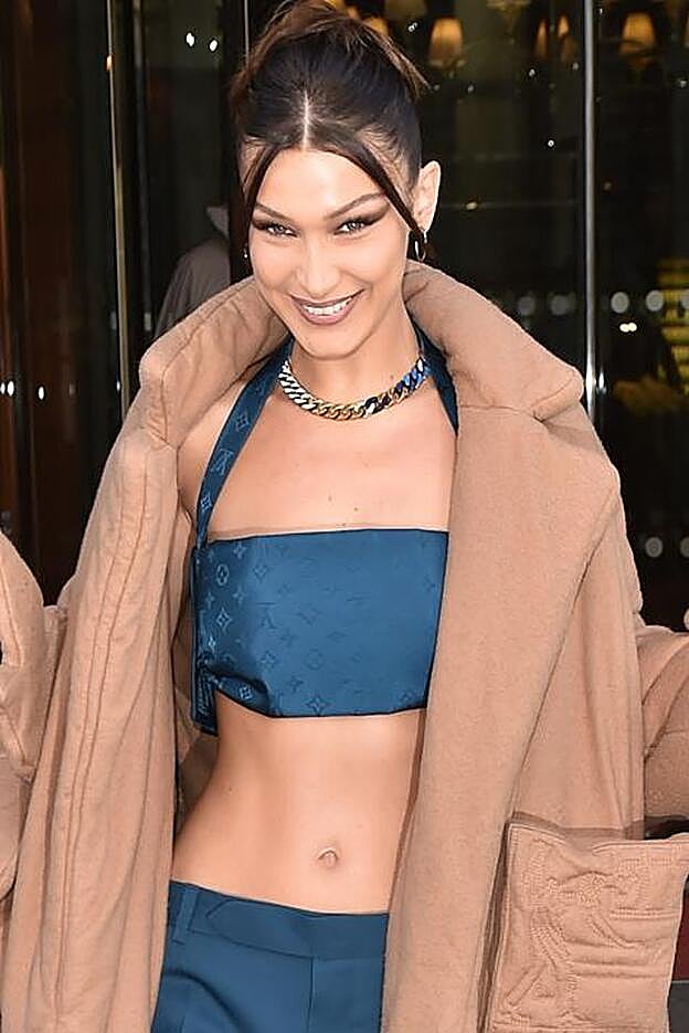 Como accesorios, Bella llevaba uno pendientes de aro y una cadena en dorado con degradado en azul, del mismo tono que su conjunto de dos piezas.