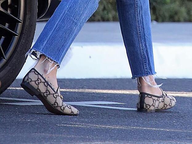 Detalle de los mocasines de Gucci que lleva Dakota Johnson.