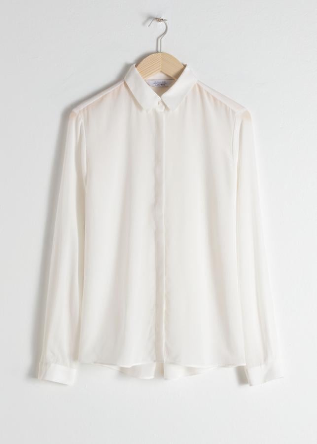 Todas deberíamos tener varias camisas blancas en el fondo de armario, porque son un salvavidas de estilo que nunca pasa de moda. Esta de seda pasa en las rebajas de &Other Stories de 99 a 59 euros.