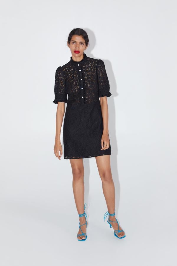 Todas necesitamos un LBD en el fondo de armario, y este vestido negro de encaje con botones joya es un chollo que puedes encontrar en las rebajas de Zar: pasa de 39.95 a 17.99 euros.