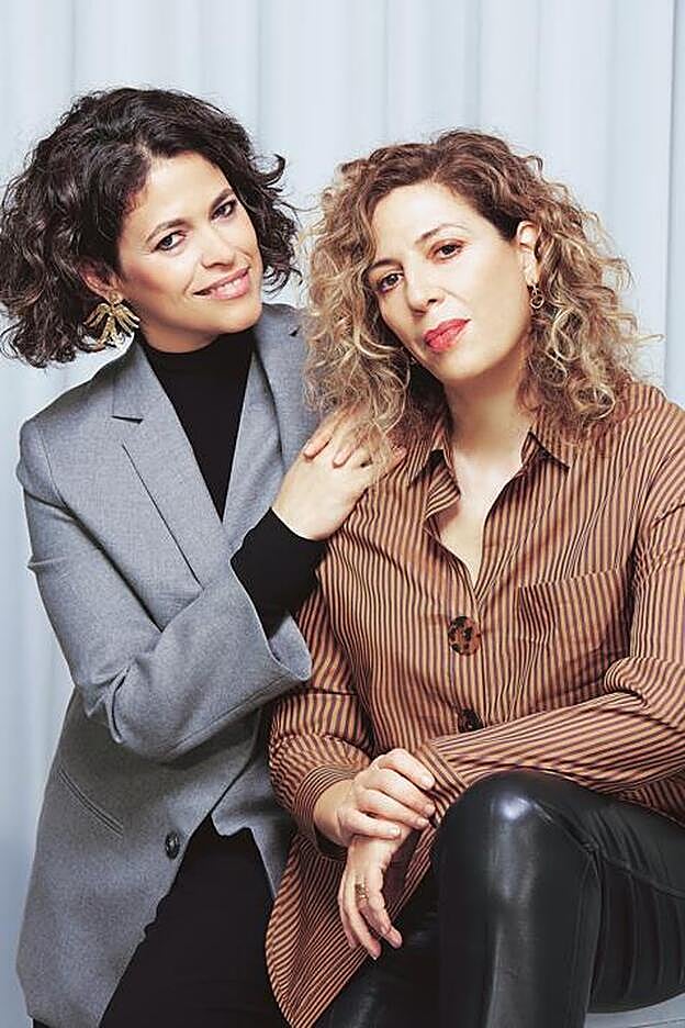 Yolanda Serrano (izda.), jersey de Norma Kamali y americana de Marlota. Eva Leira, camisa de Sfera.