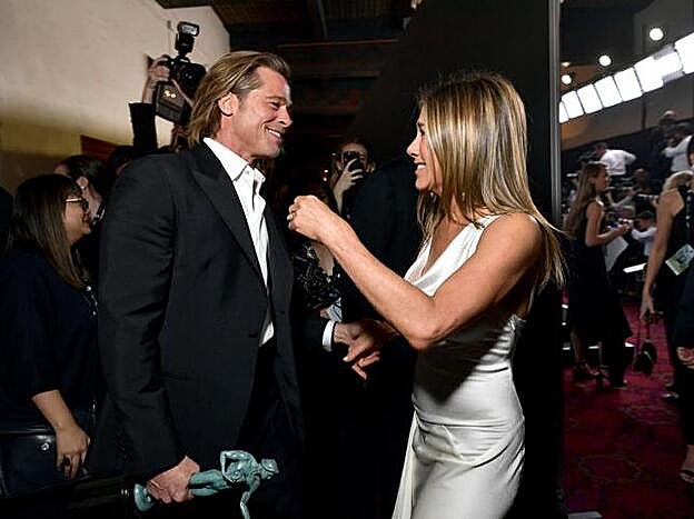 Las caras de Brad Pitt y Jennifer Aniston en el 'backstage' de los SAG al reencontrarse, lo dicen todo.