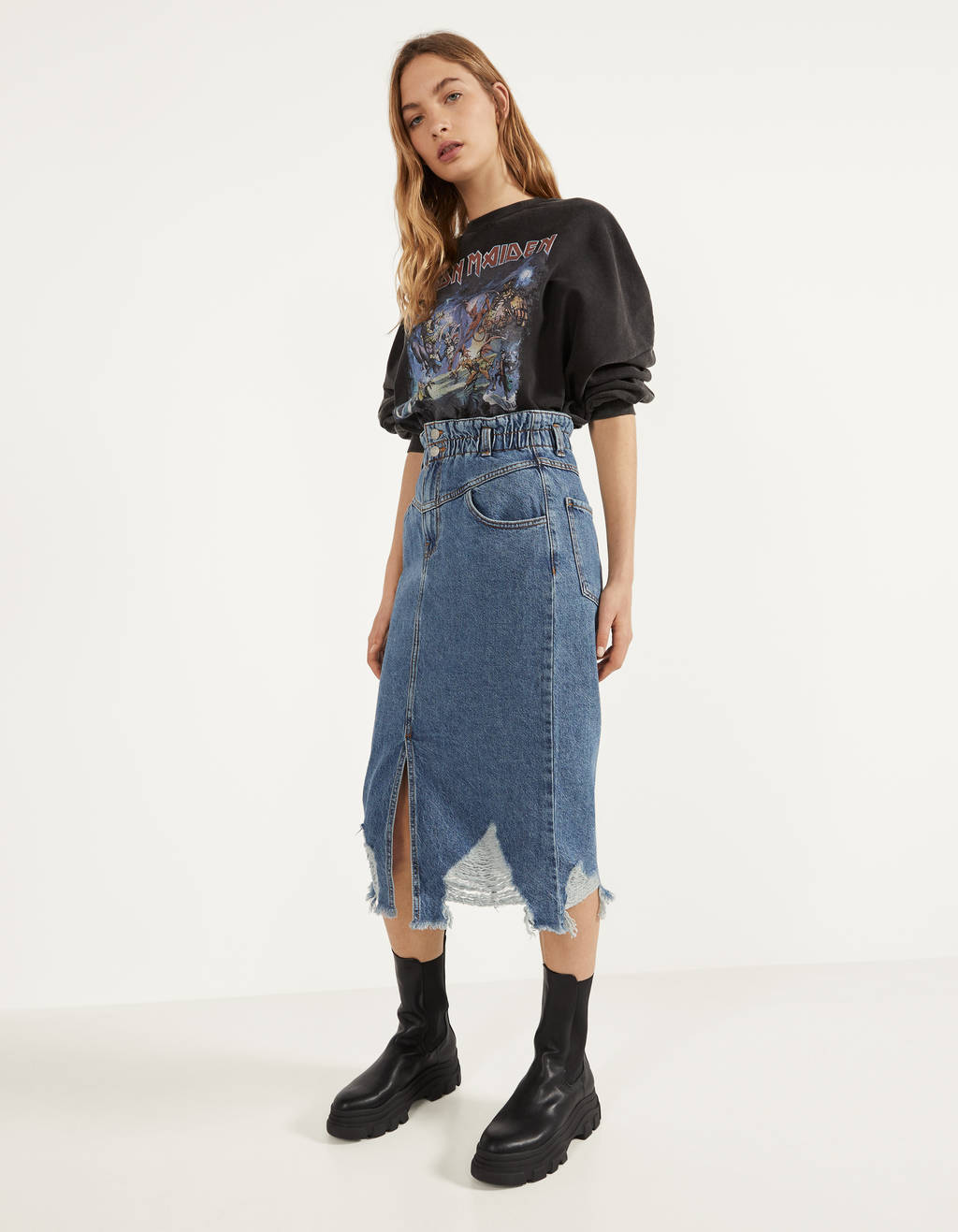 Falda denim con acabado deshilachado de Bershka. (25,99 euros).