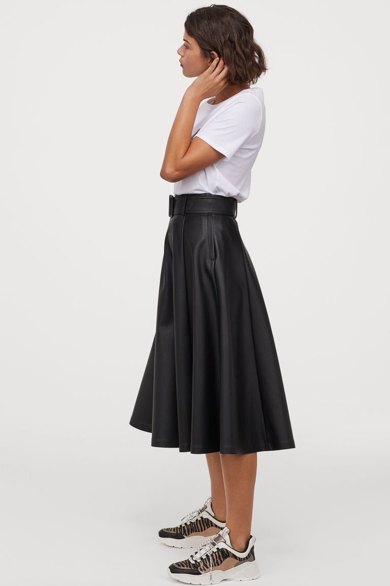 Únete a la fiebre del efecto piel con esta falda midi con cinturón de corte circular y vuelo amplio de la nueva colección de H&M. (34,99 euros).